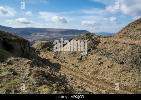 Crowden Steinbruch in der Nähe von Glossop in den Hügeln von North Derbyshire, England. Ein sonniger Tag im frühen Frühling. Stockfoto