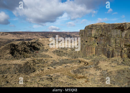 Crowden Steinbruch in der Nähe von Glossop in den Hügeln von North Derbyshire, England. Ein sonniger Tag im frühen Frühling. Stockfoto