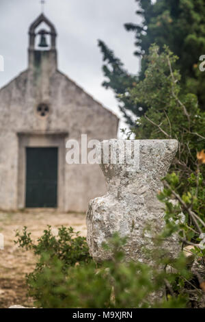 Romantischer Stein Häuser und Kirchen, manchmal verlassenen Ruinen in der wunderschönen Halbinsel Peljesac, Kroatien Stockfoto