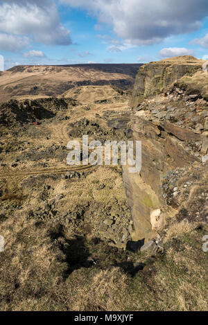 Crowden Steinbruch in der Nähe von Glossop in den Hügeln von North Derbyshire, England. Ein sonniger Tag im frühen Frühling. Stockfoto