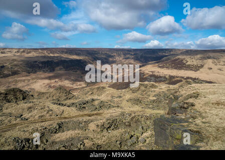 Blick von crowden Steinbruch in den Bergen von North Derbyshire, England. Ein sonniger Tag im frühen Frühling. Stockfoto