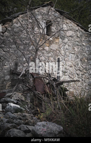 Romantischer Stein Häuser und Kirchen, manchmal verlassenen Ruinen in der wunderschönen Halbinsel Peljesac, Kroatien Stockfoto