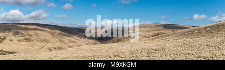 Wunderschöne Moorlandschaft bei Crowden,Derbyshire an einem sonnigen Frühlings Tag. Blick Richtung Black Hill. Stockfoto