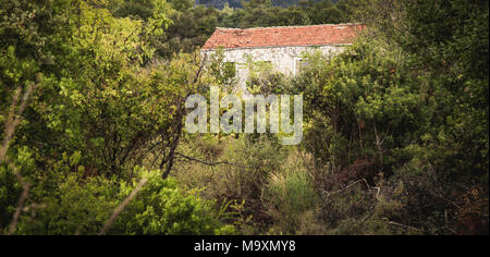 Romantischer Stein Häuser und Kirchen, manchmal verlassenen Ruinen in der wunderschönen Halbinsel Peljesac, Kroatien Stockfoto