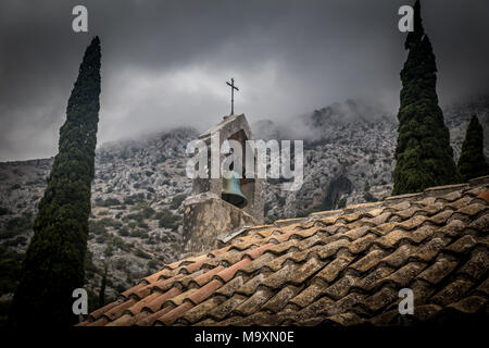 Romantischer Stein Häuser und Kirchen, manchmal verlassenen Ruinen in der wunderschönen Halbinsel Peljesac, Kroatien Stockfoto