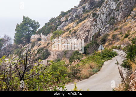 Wilde Landschaft der Rocky Mountains und Wald auf der Halbinsel Peljesac, Kroatien Stockfoto