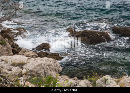 An der felsigen Küste auf der Halbinsel Peljesac, Kroatien Stockfoto