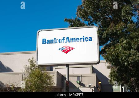 Schild mit Logo für die Bank von Amerika Zweig in der Gourmet Ghetto (Norden Shattuck) Nachbarschaft von Berkeley, Kalifornien, 6. Oktober 2017. () Stockfoto