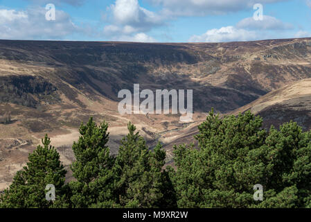 Wunderschöne Moor Landschaft bei Crowden in North Derbyshire, England. Ein sonniger Frühlingstag. Blick auf Laddow Felsen. Stockfoto