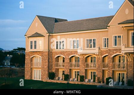 Fassade des Ritz Carlton in der Half Moon Bay Luxury Hotel bei Sonnenuntergang, Half Moon Bay, Kalifornien, 22. Dezember 2017. () Stockfoto