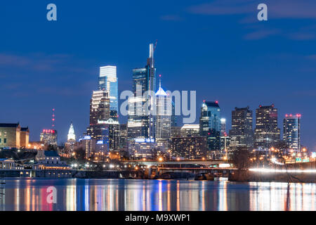 PHILADELPHIA, PA - 10. MÄRZ 2018: Philadelphia City Skyline bei Nacht entlang der Schuylkill River Stockfoto