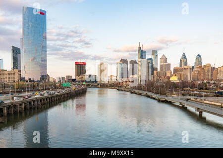 PHILADELPHIA, PA - 10. MÄRZ 2018: Philadelphia Skyline der Stadt entlang der Schuylkill River von der South Street Bridge Stockfoto