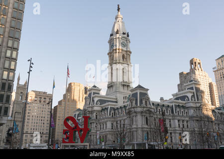 PHILADELPHIA, PA - 10. MÄRZ 2018: Neu restaurierten Liebe Skulptur und Rathaus von Love Park in Philadelphia, Pennsylvania Stockfoto