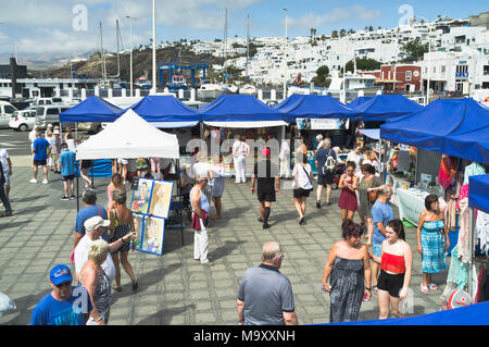 Dh Puerto del Carmen Markt PUERTO DEL CARMEN LANZAROTE Touristen am alten Stadthafen Marktstände Stockfoto