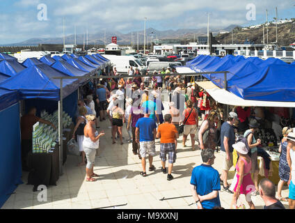 Dh Puerto del Carmen Markt PUERTO DEL CARMEN LANZAROTE Touristen am alten Stadthafen Marktstände Stockfoto