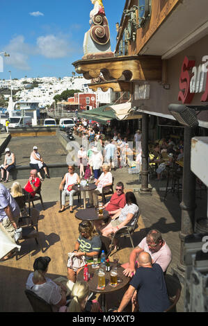 Dh Puerto del Carmen Hafen PUERTO DEL CARMEN LANZAROTE Altstadt Hafen cafes touristische Menschen Cafe trinken Stockfoto