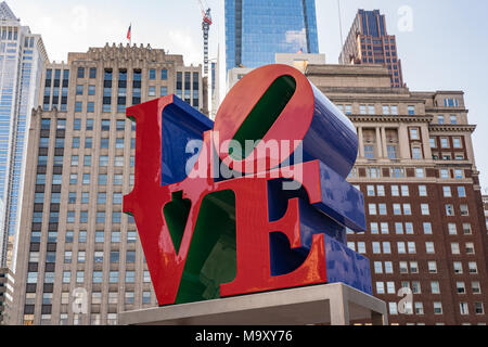 PHILADELPHIA, PA - 10. MÄRZ 2018: Neu restaurierten Liebe Skulptur in Love Park in Philadelphia, Pennsylvania Stockfoto