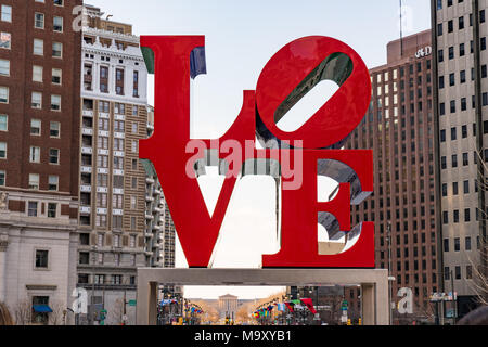 PHILADELPHIA, PA - 10. MÄRZ 2018: Neu restaurierten Liebe Skulptur in Love Park in Philadelphia, Pennsylvania Stockfoto