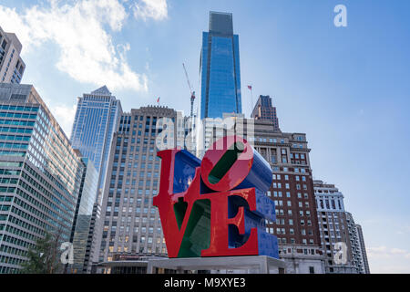 PHILADELPHIA, PA - 10. MÄRZ 2018: Neu restaurierten Liebe Skulptur in Love Park in Philadelphia, Pennsylvania Stockfoto