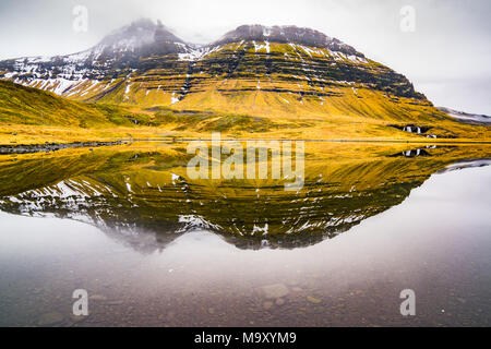 Reflexion auf See in der Nähe von Kirkjufellsfoss, einem der kultigsten Wasserfällen entlang der Halbinsel Snaefellsness von Island Stockfoto