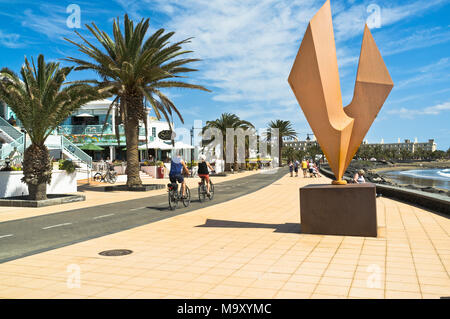 Dh Promenade MATAGORDA LANZAROTE Touristische Radfahren prome Fahrradverleih Skulptur direkt am Meer Stockfoto