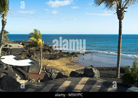 Dh Promenade von PUERTO DEL CARMEN LANZAROTE Menschen am Strand prome Stockfoto