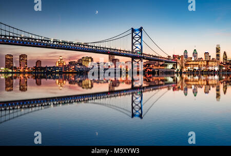 Philadelphia night skyline und Ben Franklin Brücke Reflexion über den Delaware River Stockfoto