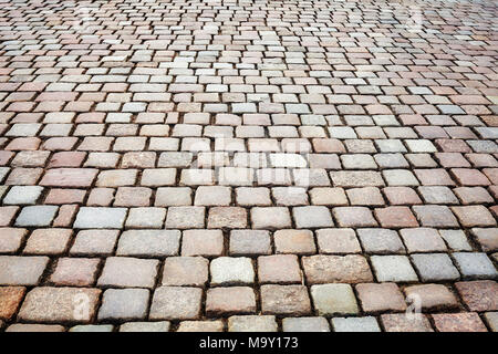 Alte Straße mit Kopfsteinpflaster Pflaster, im städtischen Hintergrund. Stockfoto