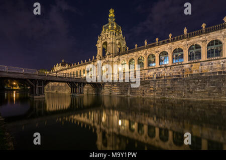 Dresdener Zwinger bei Nacht, schöne Spiegelungen im Wasser Stockfoto