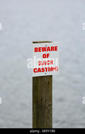 Anmelden Warnung der Angler zurück geworfen auf trimpley Reservoir, in der Nähe von Kranichfeld, Worcestershire, Großbritannien. Stockfoto