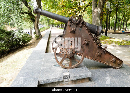 Alte gusseiserne Kanone in Tschernihiw, Ukraine Stockfoto