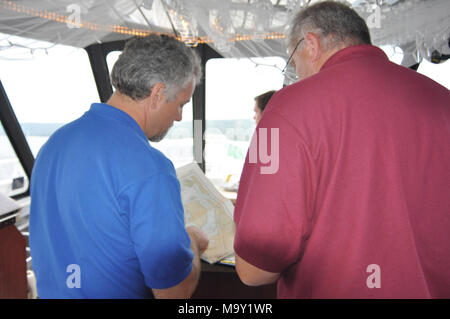 Patrick Collins zeigt Jim Hodgson (USFWS Tierwelt und Sport Fischen. Patrick Collins zeigt Jim Hodgson (USFWS Tierwelt und Sport Fischen Stockfoto