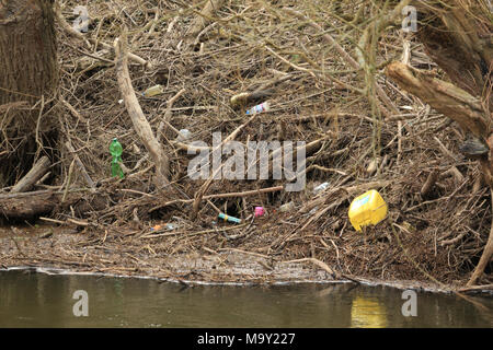 Plastik und andere Abfälle an den Ufern des Flusses Severn in der Nähe von Kranichfeld, Worcestershire, Großbritannien. Stockfoto