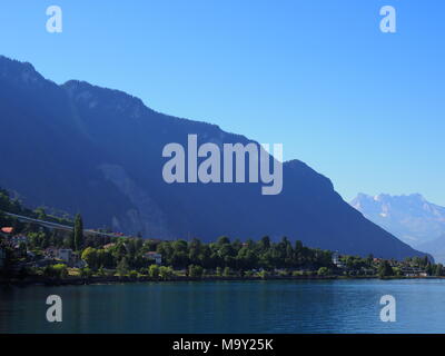 Ansicht des alpinen Vorgebirge am Genfer See Landschaft von Chateau de Chillon bei Montreux Stadt in der Schweiz gesehen Stockfoto