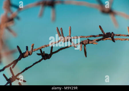 Zaun Fragment des alten rostigen Stacheldraht Linien Stockfoto