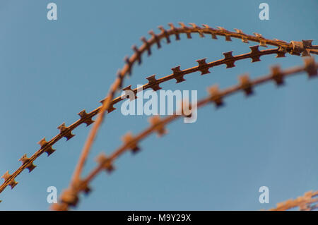 Zaun Fragment des alten rostigen Stacheldraht Linien Stockfoto