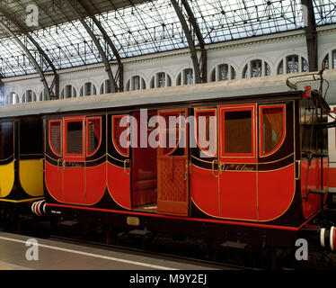 Bahn der kurzen Leitung von Barcelona Mataro, 1848. Wagen erster Klasse. Replikat für die Ausstellung "150 Jahre Eisenbahn in Spanien" (1998-1999), in Frankreich Station, Barcelona, Katalonien, Spanien statt. Stockfoto