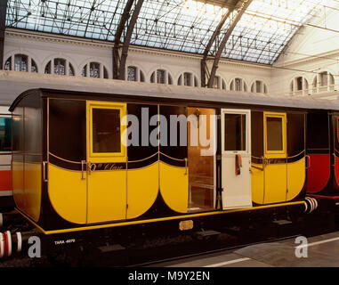 Bahn der kurzen Leitung von Barcelona Mataro, 1848. Wagen der zweiten Klasse. Replikat für die Ausstellung "150 Jahre Eisenbahn in Spanien" (1998-1999), in Frankreich Station, Barcelona, Katalonien, Spanien statt. Stockfoto