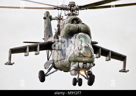 LEEUWARDEN, Niederlande - 10.JUNI 2016: Tschechische Republik Luftwaffe Mi-24 Hind militärischen Angriff der Helikopter im Flug. Stockfoto