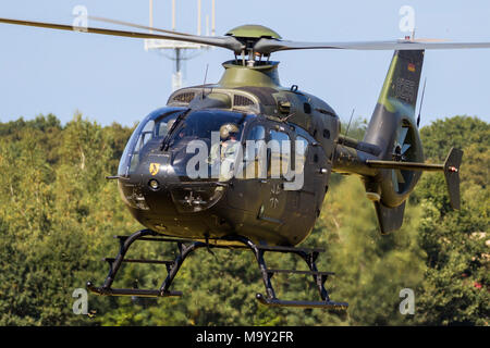 - GILZE Rijen, Niederlande - Sep 7, 2016: Bundeswehr Airbus Eurocopter EC 135 militärische Hubschrauber schweben. Stockfoto