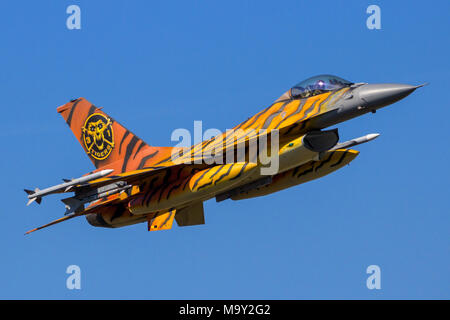 - GILZE Rijen, Niederlande - Sep 7, 2016: Tiger gemalt der belgischen Luftwaffe F-16 Fighter jet Flugzeug im Flug. Stockfoto