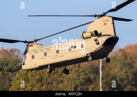 EINDHOVEN, Niederlande - 27.Oktober 2017: United States Army Boeing CH-47 Chinook Transporthubschrauber. Stockfoto