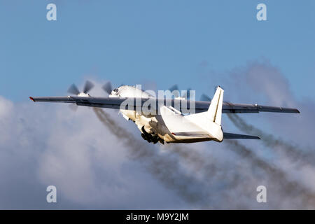 Alte cargo Flugzeug mit Turboprop-antrieb Rauchentwicklung. Stockfoto