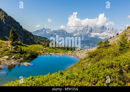 Blue Lake Spiegelsee Mittersee und der entfernten Bergkette Dachstein in den österreichischen Alpen Stockfoto