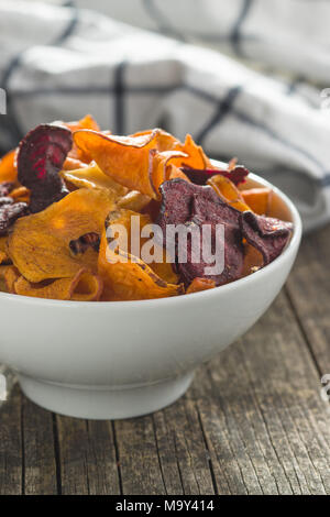 Gemischte frittierte Gemüse Chips in der Schüssel. Stockfoto