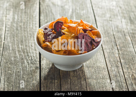 Gemischte frittierte Gemüse Chips in der Schüssel. Stockfoto