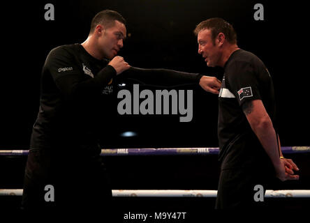 Joseph Parker (links) und Trainer Kevin Barry während der Media Training in der St. David's Hall, Cardiff. Stockfoto