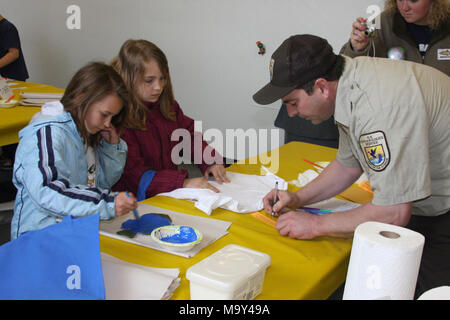 Alpena Fisch und Wildlife Conservation Office Ribbon Cutting Veranstaltung. Mehr als 400 Schüler, Lehrer, Mitglieder der Gemeinschaft und des Kongresses Mitarbeiter erforscht das Neue alpena Fisch und Wildlife Conservation Office in Michigan am Freitag, 9. April während eines Bandes schneiden und Open House Veranstaltung feiert die Fertigstellung der neuen energieeffizienten, Leeds zertifiziert. Stockfoto