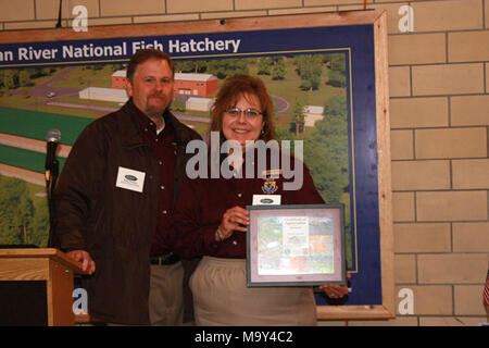 Jordan ARRA bahnbrechende Ereignis. Den Jordan River National Fischzuchtanstalt in (NFH) Elmira, Mich., brach Boden am Freitag, 14. Mai, an den Beginn der Brüterei Projekte zur Verbesserung von der American Recovery und Reinvestment Act finanziert. Diese Projekte umfassen den Bau von zwei Fische Aufzucht Gebäuden auf outdoor Laufbahnen, die Modernisierung der Fischzuchtanstalt Abwasserbehandlung System und die Installation eines geothermischen Heizungsanlage. Stockfoto