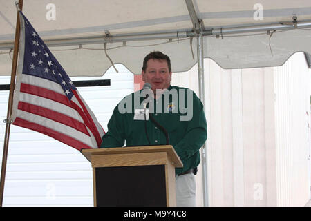 Jordan ARRA bahnbrechende Ereignis. Den Jordan River National Fischzuchtanstalt in (NFH) Elmira, Mich., brach Boden am Freitag, 14. Mai, an den Beginn der Brüterei Projekte zur Verbesserung von der American Recovery und Reinvestment Act finanziert. Diese Projekte umfassen den Bau von zwei Fische Aufzucht Gebäuden auf outdoor Laufbahnen, die Modernisierung der Fischzuchtanstalt Abwasserbehandlung System und die Installation eines geothermischen Heizungsanlage. Stockfoto